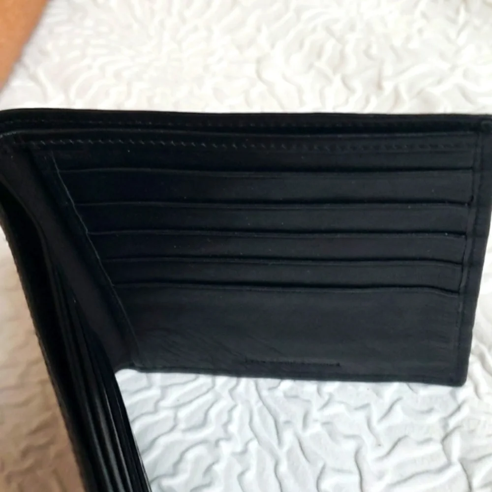 Docker Mens Fullgrain Leather black bifold square wallet. Size 4
